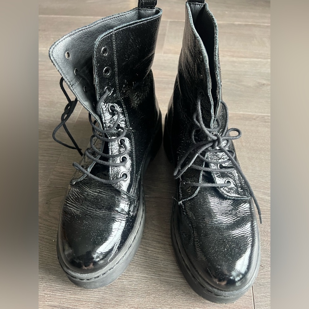 L’intervalle patent black lace up boots